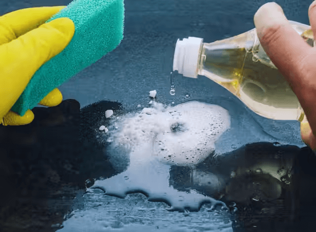 How to Remove Soap Scum - Mix vinegar and baking soda for effective results