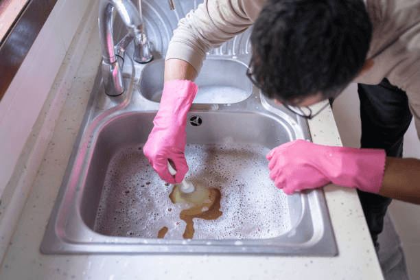 How to Unclog a Kitchen Sink - Use plunger